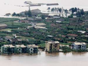 Более 5 тысяч жителей северокорейского города Синыйджу на северо-западе страны близ границы с Китаем эвакуированы из-за наводнения. Фото: http://reuters.com/