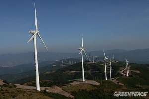 В Китае огромное количество ветропарков, которые гармонично вписываются в окружающую среду, говорится в докладе. На снимке ветропарк Dali Zhemoshan в провинции Юннань. Фото: Greenpeace