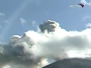 На Камчатке зафиксирован мощный выброс пепла из кратера вулкана Кизимен. Фото: Вести.Ru