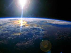 Планета Земля из космоса. Фото с сайта wallpaperbase.com.