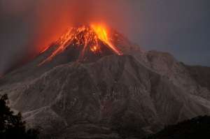 Извержение вулкана Суфриер-Хиллс в январе 2010 года (фото Wayne Fenton / AP).  