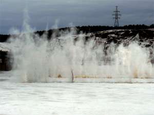 Взрыв льда на реке. Фото: http://gazeta.a42.ru