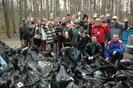 Субботник WWF в Измайловском парке, на котором сотрудники и сторонники фонда собрали 800 мешков мусора. Фото: WWF 