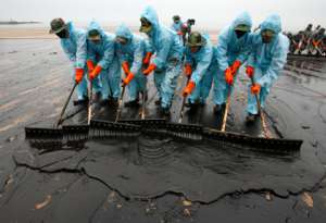 Ликвидация последствий разлива нефти. Фото: http://ecolopro.ru
