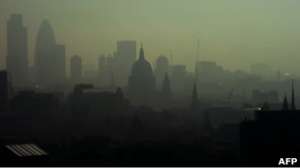 Туман, в котором многие иностранцы представляют себе Лондон, в реальности обычно является смогом. Фото: AFP 