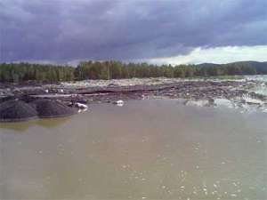Новый Регион: В Карабаше произошла экологическая катастрофа: свалку, скотомогильник и шлакоотвал смыло в реку. Фото: http://nr2.ru/