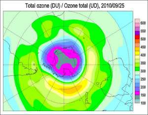 Озоновая дыра 2010-го была одной из самых маленьких. Наибольшего размера (22,2 млн км кв) она достигла 25 сентября (на диаграмме). (Изображение NASA Ozone Watch.)