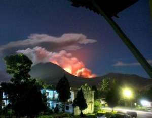 Извержение вулкана Локон. Фото: http://www.epochtimes.ru
