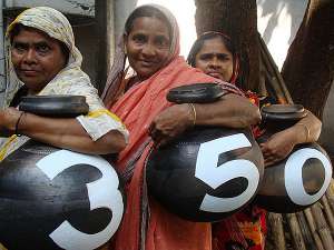 Атмосферная концентрация углекислого газа не должна превысить 350 частей на миллион, предупреждают бангладешские женщины. (Фото Syed Saiful Alam.)
