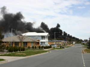 Жителей австралийской столицы эвакуировали из-за пожара на химзаводе - оттуда валит ядовитый дым. Фото: http://www.newsru.com