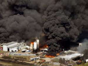 Пожар на заводе под Далласом. Фото ©AFP/The Dallas Morning News