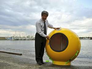 Японец по имени Седзи Танака построил сферическое желтое судно для путешествия по воде: такой &quot;ковчег &quot; может спасти во время разрушительного землетрясения и цунами. Фото: http://reuters.com/