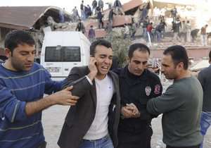 Число жертв землетрясения в Турции увеличилось до 570. Фото: http://korrespondent.net