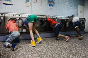 Эта полезная в хозяйстве бытовая техника очищает одежду, но пачкает море. (Фото Coco Amardeil / Corbis.)