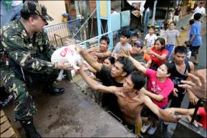 Раздача гуманитарной помощи пострадавшим от тайфуна и наводнений на Филиппинах. Фото: http://fotoden.info/