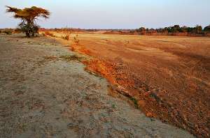 Недолго проживёт вода, как сказал однажды Балу Учитель Закона. (На фото pbOOg — высохшая река в Замбии.)
