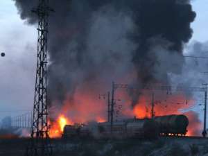 Пожар на месте схода цистерн с нефтью в Амурской области. Фото: http://n1.by