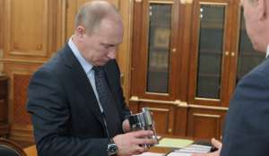 Путин получил колбу с древней водой из антарктического озера Восток. Фото: Голос России