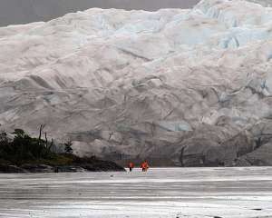 Учёные у подножия ледника Гуалас (фото Claudia Silva).
