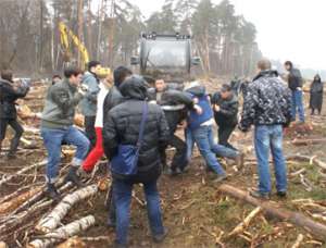 Защитники Цаговского леса. Фото: http://zhukvesti.ru