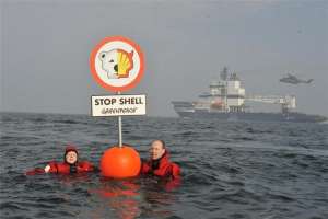 Активисты Гринпис вплавь преградили путь ледоколу. Фото: http://gp-russia.livejournal.com
