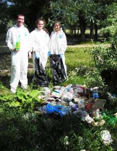Добровольцы провели экологическую акцию по уборке берега Днестра. Фото: Новый Регион