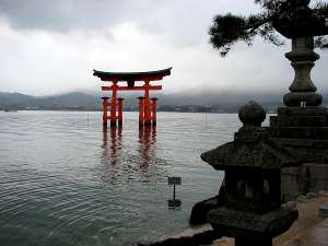 Святилище Ицукусима. Добраться до него можно только во время отлива. (Фото Chris Stark.)