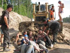 Строители подают в суд на защитников Химкинского леса, заявивших об избиении, - мешают работе. Фото: http://www.article20.org