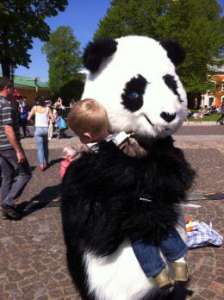 Панда с мальчиком в Санкт-Петербурге, 2012 год. Фото: WWF 
