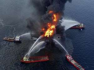 Тушение пожара на платформе в Мексиканском заливе. Фото US Coast Guard