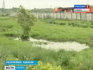 В Хакасии из-за коммунальной аварии канализация потекла в реку. Фото: Вести.Ru