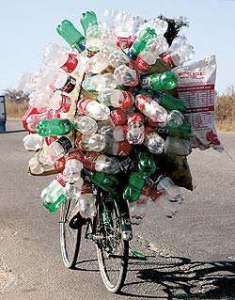 Каждые 800 крышек от пластиковых бутылок, сданные в благотворительную японскую организацию, превращаются в одну вакцину от полиомиелита. Фото: &quot;Новые Известия&quot;