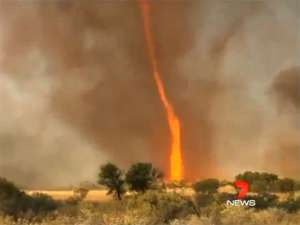 Огненный торнадо застал австралийцев врасплох на съемках фильма. Фото: http://au.news.yahoo.com/