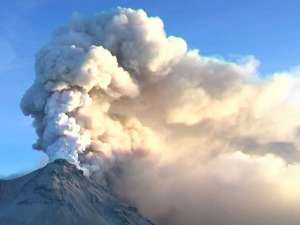 На Камчатке вулкан Карымский выбросил пепел на высоту до 6 км над уровнем моря. Фото: Вести.Ru