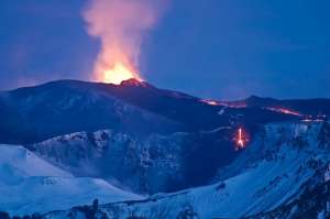 Извержение исландского вулкана Эйяфьятлайокудль в 2010 году (фото fridgeirsson).
