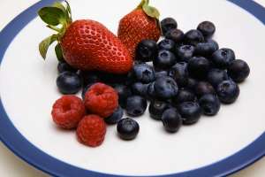 Красные и темно-синие ягоды также препятствуют отложению жира в области живота, снижают уровень холестерина и сахара в крови. Фото с сайта compulenta.ru