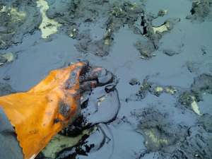 Разлив нефтепродуктов. Фото: http://bellona.ru