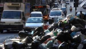 Горы нечистот образовались на улицах Севильи из-за забастовки мусорщиков. Фото EPA с сайта &quot;Голос России&quot;