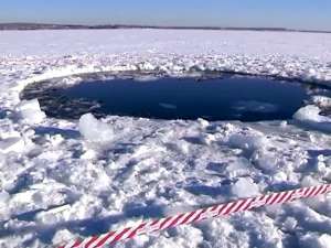 У озера Чебаркуль обнаружена 6-метровая воронка. Фото: Вести.Ru