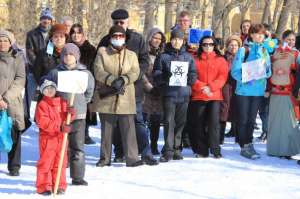 Жители Пушкина протестуют против горящей Волхонской свалки. Фото: Greenpeace