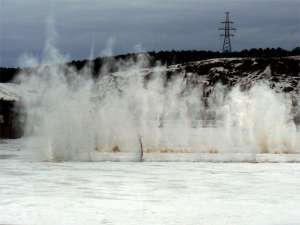 Взрыв льда на реке Томь. Фото: http://gazeta.a42.ru