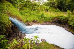 Промышленные сточные воды, содержащие токсичные вещества, сбрасываются в приток реки Читарум . Фото: http://www.greenpeace.org