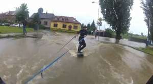 Наводнение – это весело: женщина катается на серфе по затопленной Чехии (ВИДЕО). Фото: Вести.Ru