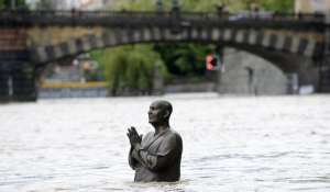 Число жертв наводнения в Чехии увеличилось до 10 человек. Фото EPA с сайта &quot;Голос России&quot;