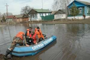 Жители пострадавших районов Якутии устраняют последствия стихии. Фото: rg.ru