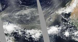 Хорошо сформированный пыльный шлейф прокатился по всему Атлантическому океану 24 июня 2009 года. Это похожее на фотоснимок изображение сделано спектрорадиометром со спутника NASA с трех последовательных переходов: видно, что пыль простирается от своего источника в африканской пустыне Сахара до Малых Антильских островов на восточной окраине Карибского моря. Такие захватывающие пыльные бури не являются редкостью.