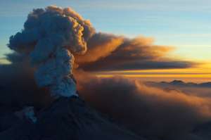 Облако пепла поднялось над вулканом Кизимен на Камчатке на высоту 6 км. Фото: http://tainy.net