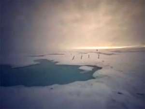 С Северным полюсом у людей обычно ассоциируются огромные глыбы льда, но снимки с камеры экологической обсерватории Северного полюса показывают, что сейчас пейзаж там выглядит не совсем так. Фото: YouTube / seenu in