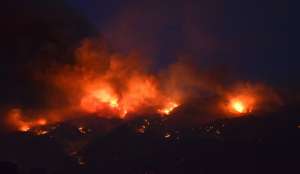 Греческие острова Крит и Родос охвачены лесными пожарами. Фото: EPA 
