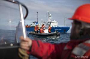 Судно «Роснефти» покидает Баренцево море после акции Гринпис. Фото: Greenpeace